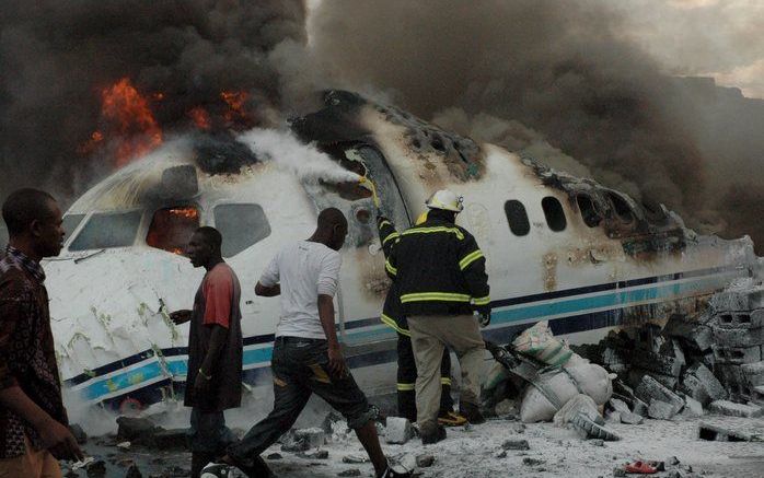 GOMA (AP) – Over het aantal slachtoffers dat is gevallen bij het ongeluk met een DC-9 dat zich dinsdag voltrok in het Oost-Congolese Goma, bestaat grote onduidelijkheid. Volgens de jongste meldingen zijn er zeker 38 doden en 113 gewonden gevallen. Foto EP