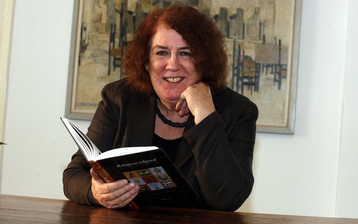 Mieke van Zanten: „In een kerk kwam ik een keer een soort steelpan tegen met allemaal ronde gaten erin. Dan sta je wel even te denken: waar is dit voor gebruikt? Ik heb het toen maar collectezeef genoemd.” Foto Hans van der Poel