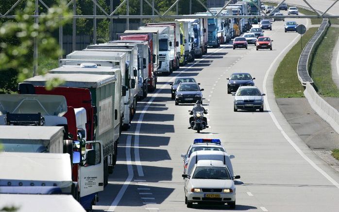 Afritten snelweg steeds onbereikbaarder door vrachtwagens. Foto ANP