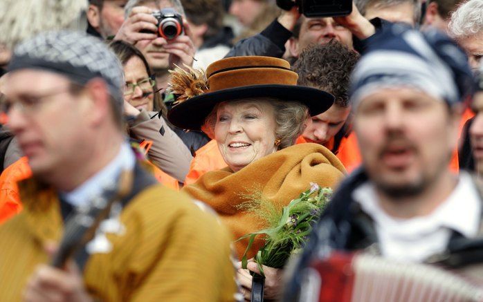 EEMSHAVEN - Koningin Beatrix tijdens de openinghandeling van de nieuwe Beatrixhaven in de Eemshaven in Noord-Groningen vrijdagmiddag. Foto ANP