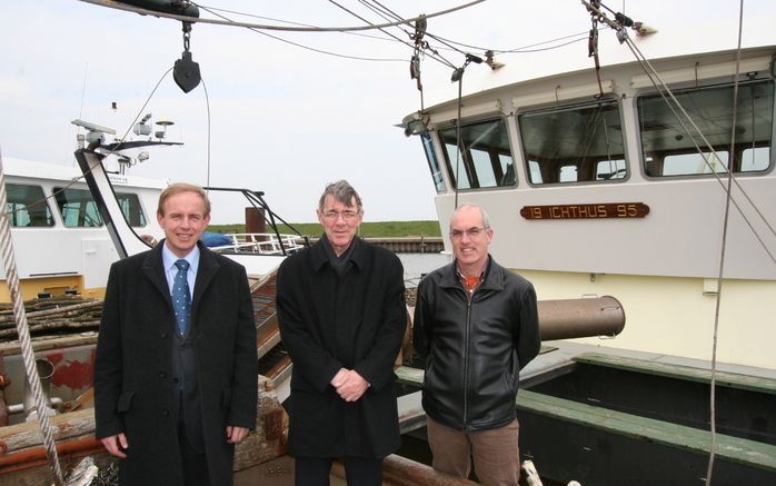 YERSEKE – De Tweede Kamerfractie van de SGP bracht vrijdag een bezoek aan Zeeland. In Yerseke spraken de Kamerleden Van der Vlies en Van der Staaij aan boord van de Yerseke 58 met van Jos van Damme, voorzitter van de Vissersvereniging Yerseke. Foto J. Sin