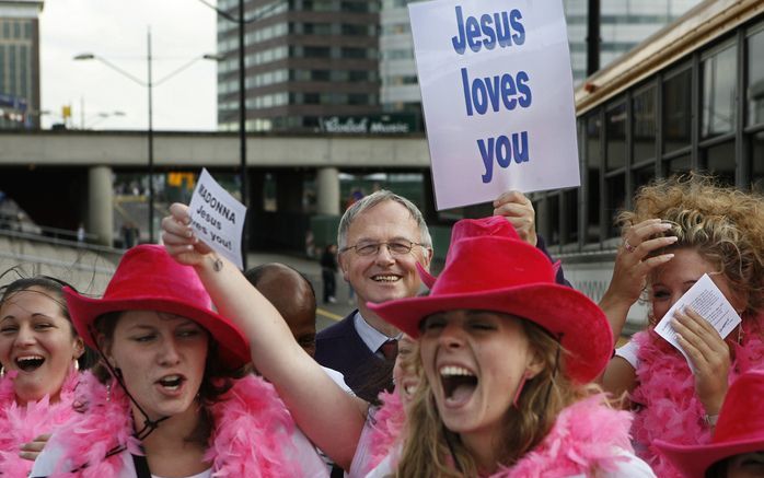 AMSTERDAM - Bert Dorenbos van de Stichting Schreeuw om leven protesteert tussen de Madonna-fans bij de Amsterdam ArenA tegen godslasterlijke songs en acts van Madonna. Foto ANP