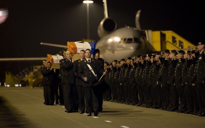 EINDHOVEN - Ceremonieel tijdens aankomst van twee gesneuvelde Nederlandse militairen, soldaat der eerste klasse Mark Schouwink en eerste luitenant Dennis van Uhm, op vliegbasis Eindhoven. Foto ANP