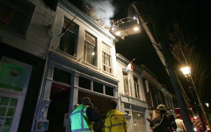 DELFT – Opnieuw woedde een brand in een studentenhuis in Delft. De brandweer heeft zondagnacht negen bewoners uit een brandend pand aan de Voldersgracht gehaald. Twee van hen moesten met hoogwerkers van het dak worden gehaald. Vier anderen werden met adem