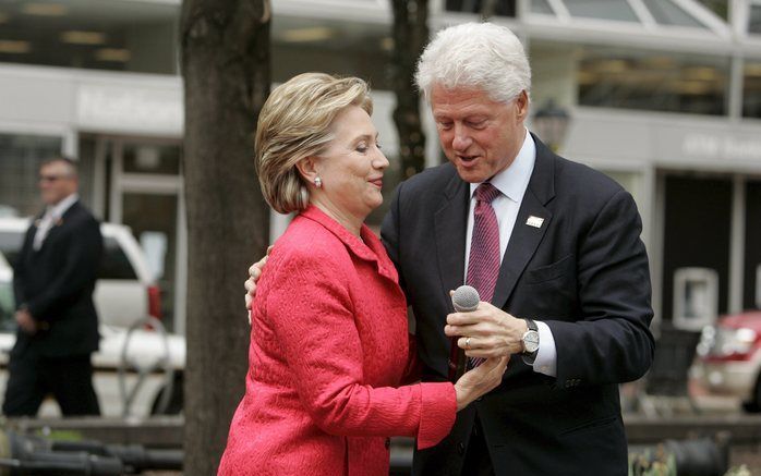 PITTSBURGH – De Amerikaanse oud president Bill Clinton geeft de microfoon door na zijn echtgenote Hillary te hebben geïntroduceerd tijdens een verkiezingscampagne in centrum van Pittsburgh. De strijd om de Democratische kandidatuur voor het presidentschap