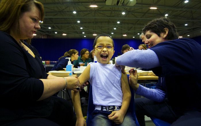 Minister Klink gaat kijken hoe andere landen omgaan met groepen mensen die hun kinderen niet inenten tegen ziektes als de bof. Foto ANP