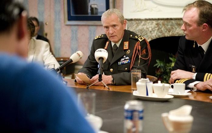 DEN HAAG – Commandant der strijdkrachten Van Uhm blikte dinsdag terug op de tragische dood van zijn zoon Dennis en soldaat Mark Schouwink. Beide militairen sneuvelden vorige week toen in Uruzgan een bermbom ontplofte. - Foto ANP