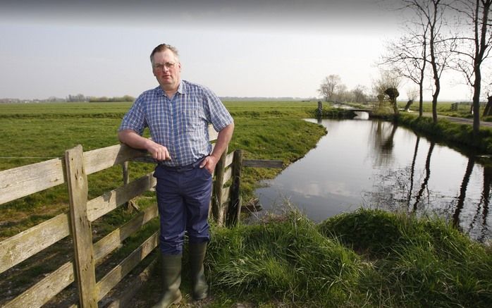 Agrariër W. Boer, voorzitter van de Vereniging Duurzame Waterbeheersing en Landbouw Krimpenerwaard (DWLK), is fel gekant tegen de vernatting van de Krimpenerwaard. „De vruchtbare grond is door de agrariërs al die jaren als een zegen van Boven ervaren.” Fo