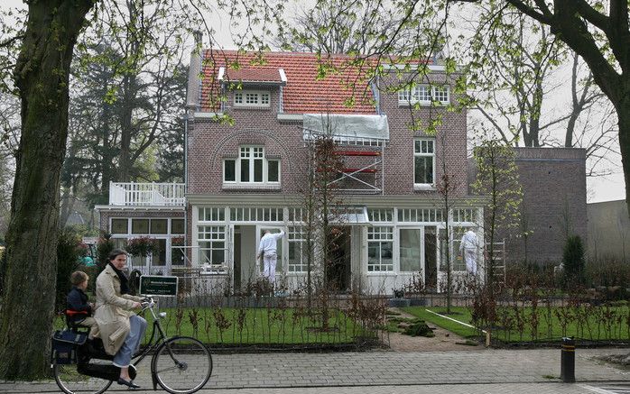 NUNSPEET – Burgemeester Van Hemmen van de gemeente Nunspeet opent zaterdagochtend een nieuw onderkomen voor verstandelijk gehandicapten in villa De Klokkenberg aan de Laan 50 in Nunspeet. De zorg voor de bewoners komt van stichting Siloah, dat uitgaat van