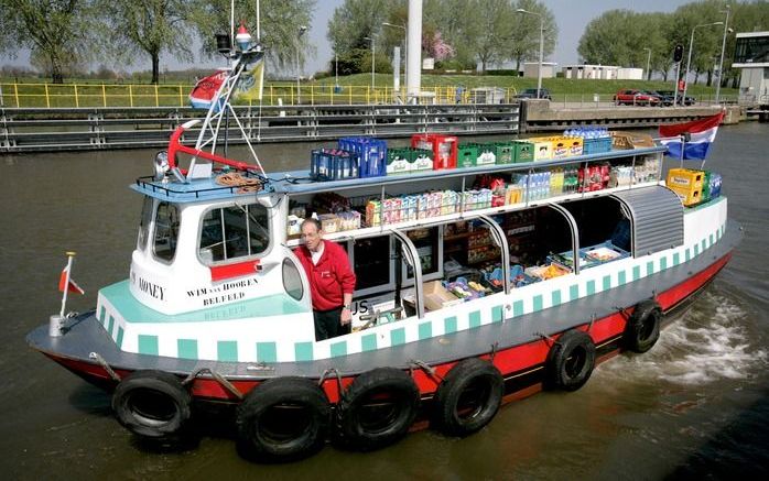 Het domein van parlevinker Wim van Hooren (60) uit Belfeld. Vierenveertig jaar lang bracht hij al varend zijn waren aan de man. Volgende week knoopt hij z’n scheepje voorgoed aan de steiger. Foto Sjaak Verboom