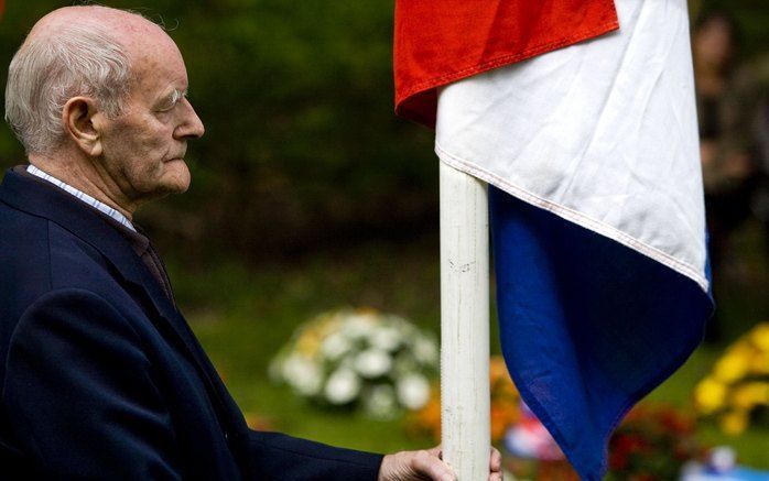 AMSTERDAM - Nederlandse oud-gevangenen en nabestaanden van het concentratiekamp Dachau bezoeken zaterdag in het Amsterdamse Bos de jaarlijkse herdenking van de bevrijding van het kamp door Amerikaanse eenheden op 29 april 1945. Foto ANP