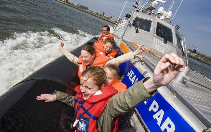 HOEK VAN HOLLAND - De wind waait door je haren op de 2200 PK sterke reddingsboot van de Reddingsdienst Hoek van Holland .De Koninklijke Nederlandse Redding Maatschapij (KNRM) houdt zaterdag voor de vijftiende keer haar landelijke open dag. Het publiek kan