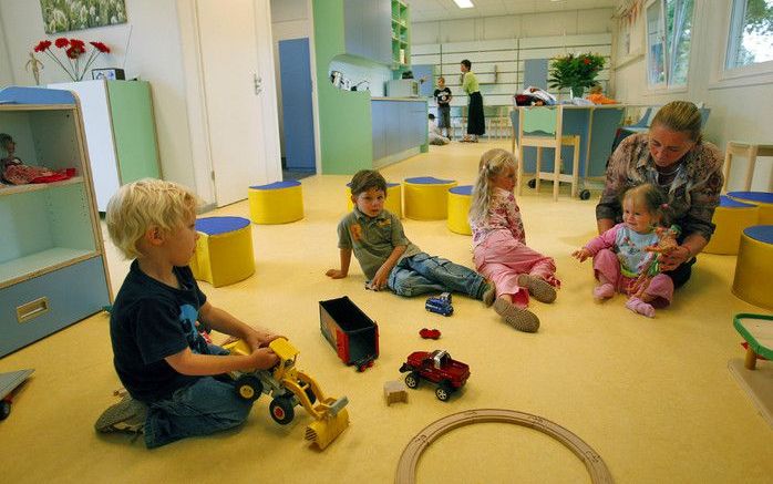 Ouders gaan gemiddeld 1400 euro per jaar meer betalen aan kinderopvang als de maatregelen die het kabinet heeft aangekondigd, doorgaan. Foto ANP