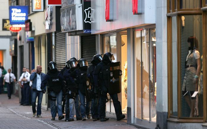 ROTTERDAM – Het aantal gewelddadige overvallen op horecabedrijven en winkels is vorig jaar met 322 incidenten fors toegenomen. Foto: een arrestatie-team van de politie gaat naar binnen bij een H&amp;M-filiaal in de Kalverstraat, op zoek naar overvallers.