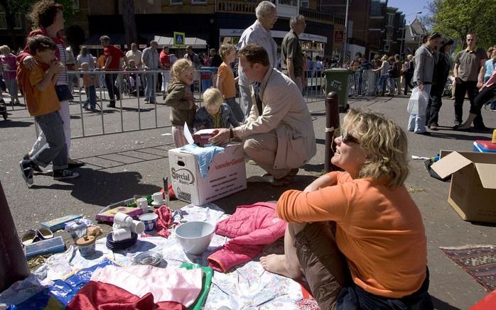 AMSTERDAM - Nederlanders verwachten 239 miljoen euro te verdienen door spullen te verkopen of hun kunsten te vertonen op de vrijmarkten op Koninginnedag. Foto ANP