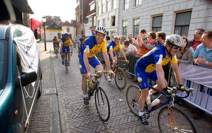 KAMPEN – Intocht in Kampen. Dertien mannen uit Kampen en Ermelo fietsten de afgelopen weken van een kerk in aanbouw in Moldavië naar de Bovenkerk in Kampen. Het leverde 47.600 euro op voor een gaarkeuken in het Moldavische kerkgebouw. Foto: Freddy Schinke