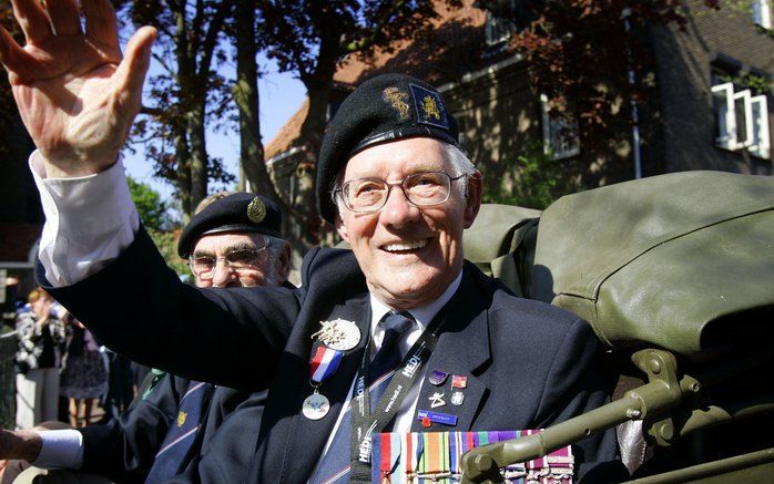 WAGENINGEN - Veteranen zwaaien vanuit historische militaire voertuigen tijdens de derde editie van het Vrijheidsdefile. Foto ANP