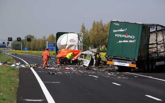 Het Rampen Identificatie Team (RIT) is nog steeds bezig met de identificatie van de vier doden die maandag vielen door een verkeersongeval op de snelweg A73 bij Beuningen. De identiteit van de slachtoffers wordt waarschijnlijk pas later deze week bekendge