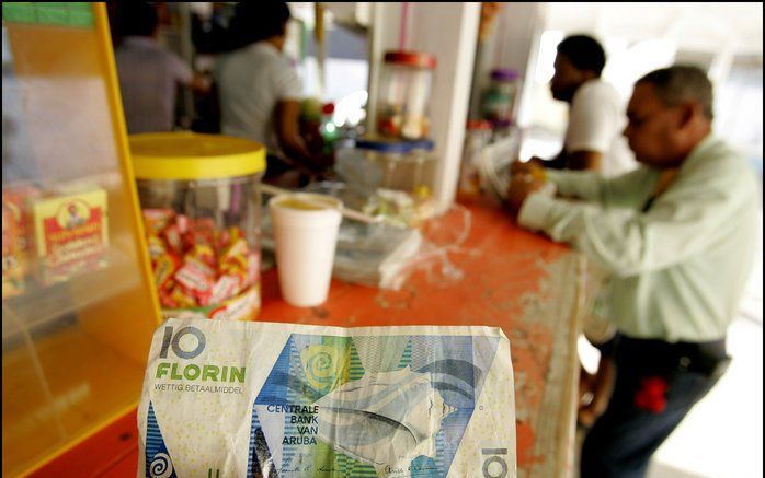 WILLEMSTAD - Een biljet van tien Arubaanse florin, de munteenheid van Aruba. De Arubaanse florin werd ingevoerd toen Aruba in 1986 een autonoom land werd binnen het Koninkrijk der Nederlanden. Tot deze tijd was de munteenheid op Aruba de Antilliaanse guld