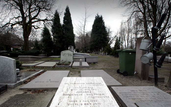 DEN HAAG - Op begraafplaats Oud Eik en Duinen in Den Haag wordt donderdag de afscheidsplechtigheid van de vorige week donderdag overleden schrijver J.J.Voskuil gehouden. Op Oud Eik en Duinen zijn ook andere grote namen uit de Nederlandse literatuurgeschie