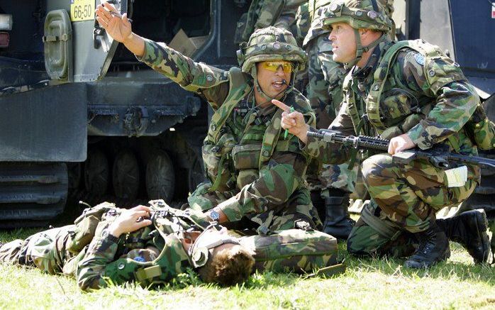 GRONINGEN – Mariniers trainden woensdag in het oefendorpje Marnehuizen in Groningen voor de uitzending naar Tsjaad. In de tweede helft van mei vertrekt het eerste peloton van het Korps Mariniers naar het missiegebied. - Foto ANP