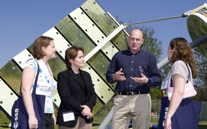 Andre Kuipers spreekt donderdag met drie vrouwelijke potentiele astronauten tijdens een informatiebijeenkomst in Noordwijk bij Space Expo en ESA. Foto ANP