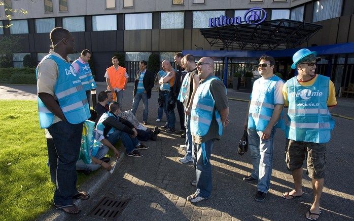 Menzies is geen kleine jongen op Schiphol: het bedrijf handelt zo'n 10 procent van alle luchthavenbagage af. Foto ANP