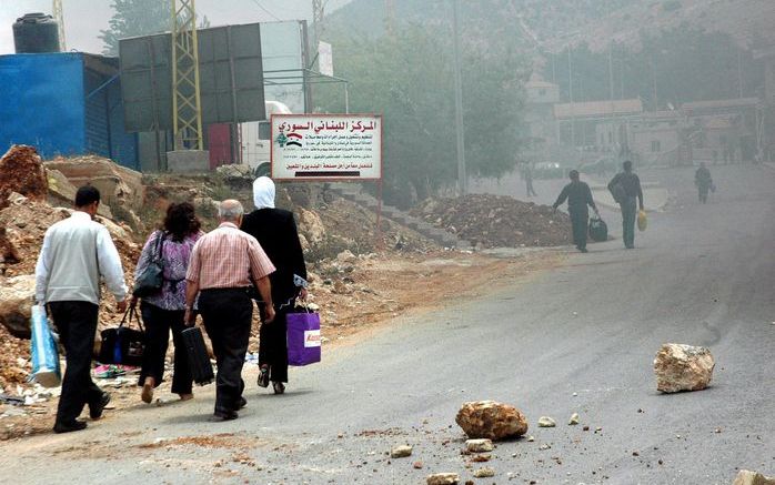 AL MASNAA – Libanezen en Syriërs begeven zich in al Masnaa richting de grens met Syrië, die wordt geblokkeerd door proregeringstroepen. Niet alleen in de Libanese hoofdstad Beiroet zijn aanhangers van de sjiitische Hezbollah slaags geraakt met soennieten 