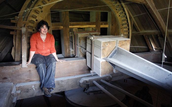 IJSSELSTEIN - De 32-jarige Rian Noorlander heeft donderdag haar examen voor vrijwillig molenaar gehaald in de IJsselsteinse korenmolen De Windotter. Zij is de vijfhonderste die het diploma op zak heeft. Rian heeft samen met haar vader in Beneden Haastrech