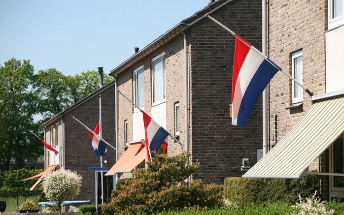 VRIES - In Eelde hangen vandaag de vlaggen halfstok. Foto ANP