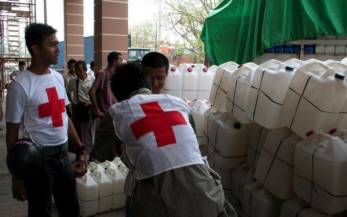 Twee vliegtuigen met hulpgoederen van Artsen zonder Grenzen zijn dinsdagmiddag geland in Rangoon, de grootste stad van Birma. Foto EPA