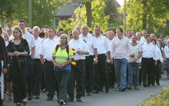 Ter nagedachtenis aan de drie brandweermannen die vrijdag door een brand op een scheepswerf in De Punt om het leven kwamen, wordt dinsdagavond in Eelde een stille tocht gehouden. Foto ANP