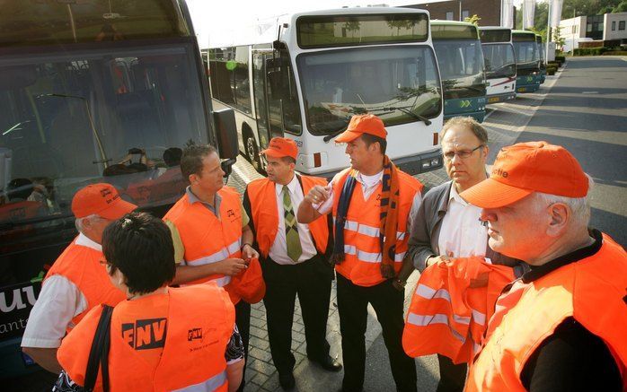 Stakende buschauffeurs woensdag bij de remise van Connexxion in Deventer. De werknemers in het streekvervoer leggen woensdag en donderdag het werk neer. In het grootste deel van Nederland rijden hierdoor geen bussen. De onderhandelingen over een nieuwe ca