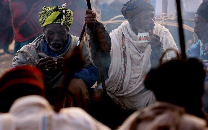 ADDIS ABEBA - De Ethiopische regering lanceert een campagne om drie specifiek Ethiopische koffiesmaken meer bekendheid te geven. Foto: een groep mannen drinkt traditionele Ethiopische koffie in Addis Abeba. Foto's EPA en RD