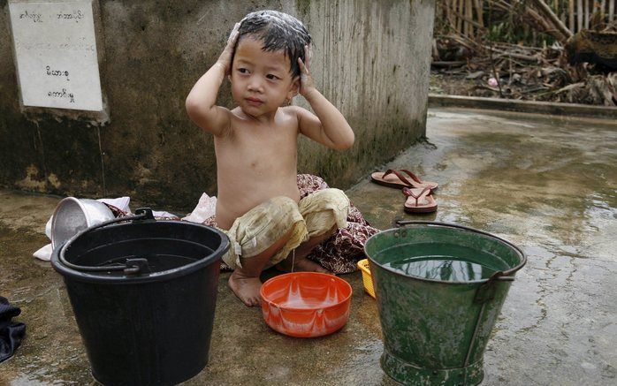 KUNYANGON – Zijn woonplaats Kunyangon, ten zuiden van Rangoon, werd vorige week zwaar getroffen door de cycloon Nargis, maar het leven voor een Birmees jongetje gaat gewoon door. Foto EPA