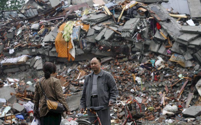 DUJIANGYAN – Veel gebouwen in de stad Dujiangyan, in het zuidwesten van China, zijn door de aardbeving van maandag gereduceerd tot een puinhoop. Duizenden mensen zijn levend onder het puin begraven. Door de aardbeving zijn zeker 20.000 mensen omgekomen. F