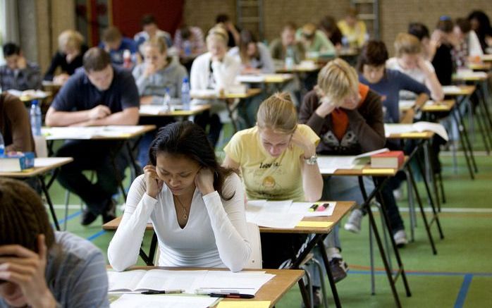 Ongeveer 205.000 scholieren beginnen de komende tijd aan het centraal examen. De eerste kandidaten treden maandag aan. Foto ANP