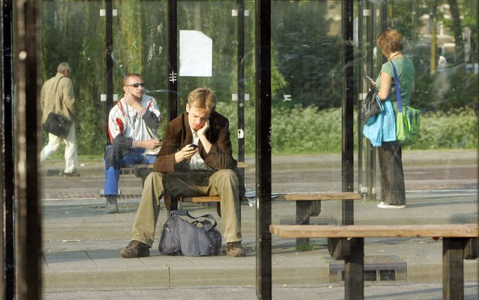 DEVENTER - Reizigers wachtten woensdag op het busstation van Deventer tevergeefs op de stadsbussen. De werknemers in het streekvervoer legden woensdag en donderdag het werk neer. In het grootste deel van Nederland reden hierdoor geen bussen. Foto's ANP