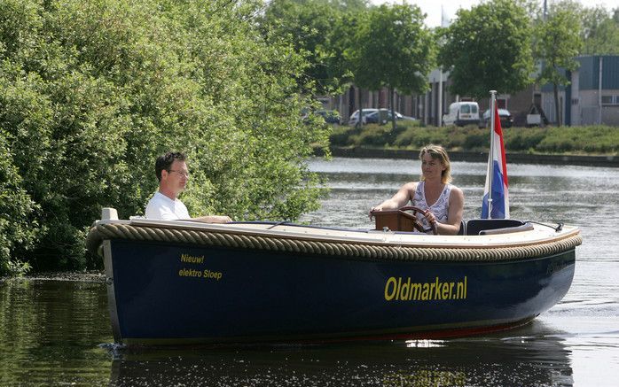 Varen met een sloep wordt steeds populairder. Ko de Wolff uit Oldemarkt bouwt boten met elektrische aandrijving die fluisterstil zijn en het milieu nauwelijks belasten. Foto’s RD, /RD, Anton Dommerholt