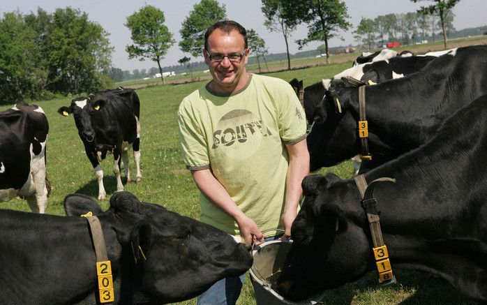 PUTTEN – Aart van de Beek is boer op Klein Olden Aller, een biologische melkveehouderij op landgoed Oldenaller in Putten. Van de Beek: „Ik heb er plezier in om uit te vogelen hoe je zo na tuurlijk mogelijk kunt werken. Binnen een veebedrijf heb je te make