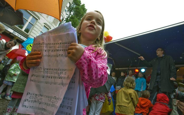 AMSTERDAM - Tal van kinderen nemen zaterdagmiddag deel aan het meezing-evenement met Annie M.G. Schmidt-liedjes op het Spui in Amsterdam. Het evenement vindt plaats in het kader van Amsterdam Wereldboekenstad. Foto ANP