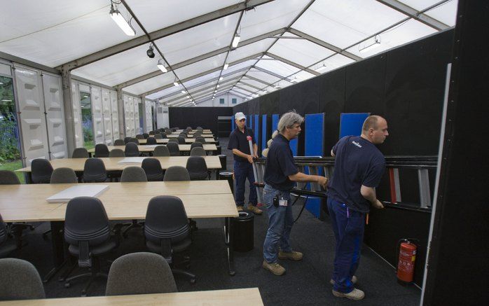 DELFT - Het tentencomplex dat sinds donderdag is opgebouwd op het sportveld naast het uitgebrande gebouw van de faculteit Bouwkunde van de TU in Delft wordt dit weekend ingericht, zodat de studenten er maandag terecht kunnen voor het volgen van colleges. 