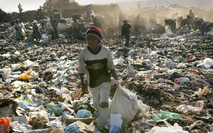 „Als Zuid Afrika, Lesotho en Haïti morgen geen schulden meer hebben, blijft het de vraag in hoeverre de burgers hiervan profiteren.” Foto: een vuilnisbelt in Zuid Afrika. Foto EPA