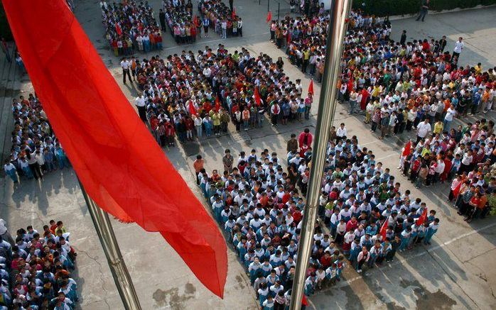 Chinese studenten herdenken de slachtoffers van de aardbeving. Foto's EPA