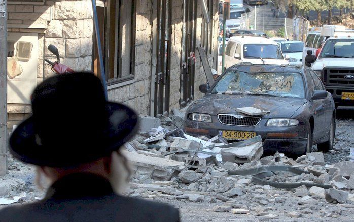 ISRAEL - Een orthodoxe jood bekijkt de schade in de plaats Zfat in het uiterste noorden van Israël. Foto EPA