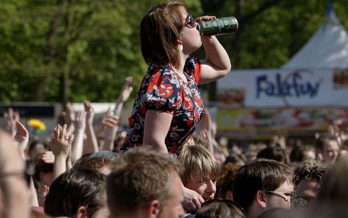 TIEL - Hoewel minder jongeren drinken, wordt er nog steeds veel alcohol geconsumeerd. Een derde van de jongeren drinkt bij één gelegenheid meer dan vijf glazen alcohol. Foto ANP