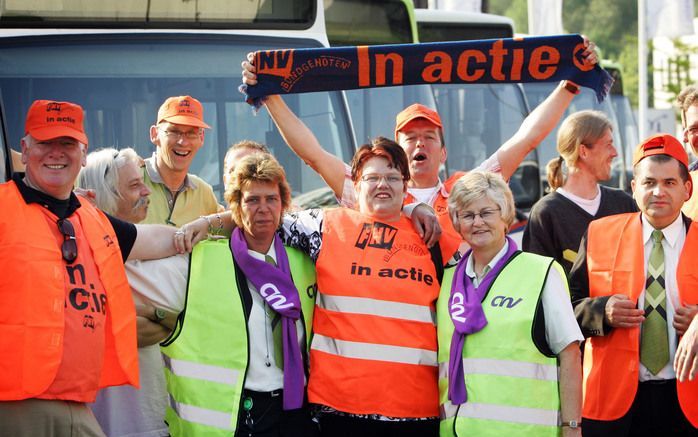 DEVENTER - Stakende buschauffeurs woensdag bij de remise van Connexxion in Deventer. De werknemers in het streekvervoer leggen ook donderdag het werk neer. In het grootste deel van Nederland rijden hierdoor geen bussen. De onderhandelingen over een nieuwe