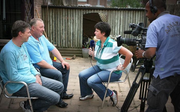 Herman du Bois (r.) geeft in zijn achtertuin samen met Wilco Viets (l.) een interview aan Omroep Gelderland. Foto RD, Henk Visscher