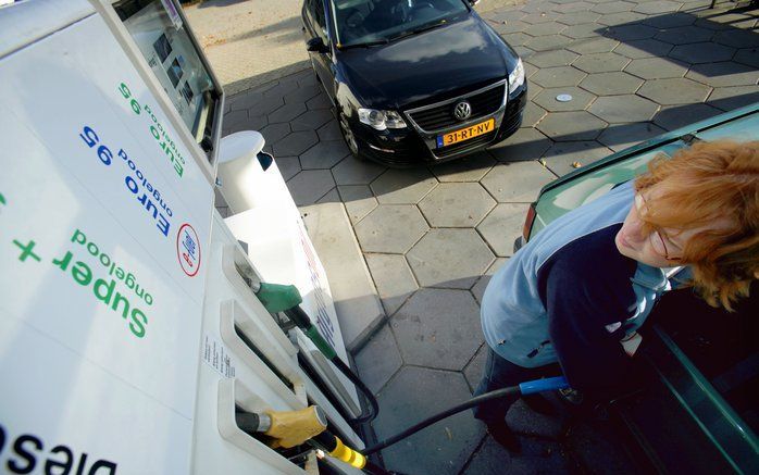 Een automobiliste tankt bij een benzinestation van Argos in Gorinchem benzine (Euro 95) met 5 procent bio-ethanol. Het station in Gorinchem was in 2005 het eerste station dat benzine met 5 procent bio-ethanol verkocht. Foto ANP