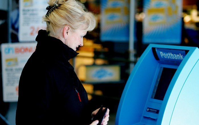 AMERSFOORT - Een pinautomaat van de Postbank bij een filiaal van Albert Heijn in Amersfoort. Alle 600 Postbankbetaalautomaten in AH-winkels worden vanaf juni vervangen door ING-automaten. Foto ANP